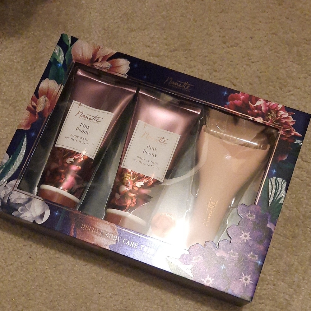 Nannette Pink Peony Deluxe Body Care Set